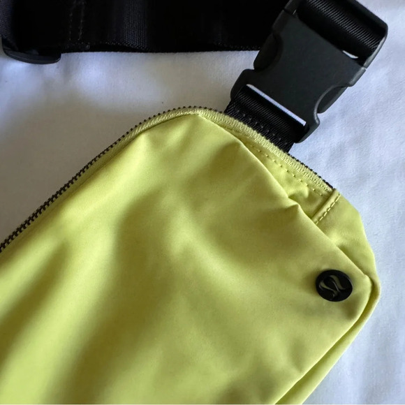 💛 Lululemon OG Everywhere Belt Bag - Lemon Vibe - Picture 4 of 8